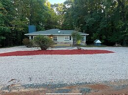 Modern 2br, Pet Friendly, Huge Yard, Central