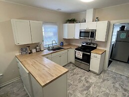 Historic 2BR Walk to Dining Porch & Yard