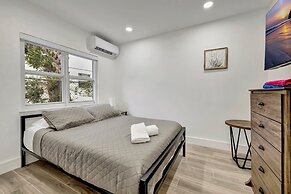 2BR 1BA off Las Olas Steps to Beach