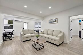 2BR 1BA off Las Olas Steps to Beach