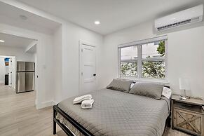 2BR 1BA off Las Olas Steps to Beach