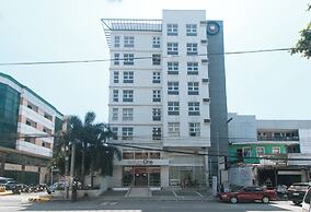 RedDoorz at LuxeLite Suites Makati