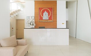 RedDoorz at LuxeLite Suites Makati