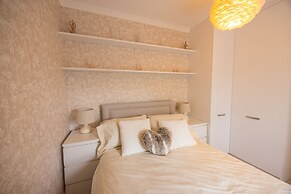 Short Walk to the Beach - 2 Guests - Free Parking