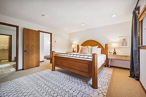 Pet-friendly 3 Bedroom Townhome in Frisco - Short Drive to Breck!