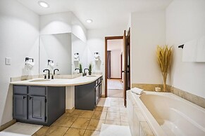 Pet-friendly 3 Bedroom Townhome in Frisco - Short Drive to Breck!