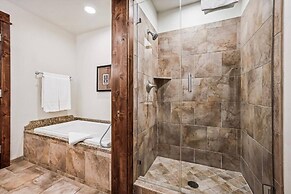 Luxury Ski-in/ski-out Bluesky 2 Bedroom Condo