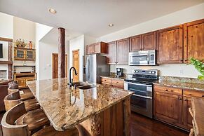 Pet-friendly 4 Bedroom Townhome in Frisco - Short Drive to Breck!
