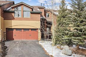 Pet-friendly 4 Bedroom Townhome in Frisco - Short Drive to Breck!