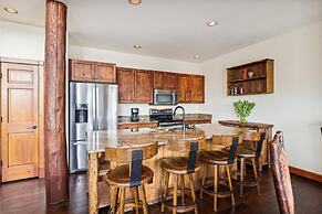 Pet-friendly 4 Bedroom Townhome in Frisco - Short Drive to Breck!