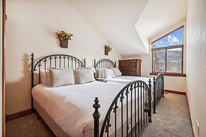 Pet-friendly 4 Bedroom Townhome in Frisco - Short Drive to Breck!