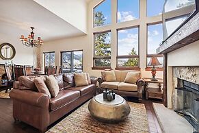 Pet-friendly 4 Bedroom Townhome in Frisco - Short Drive to Breck!