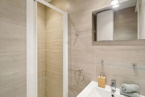 Studio Steps to Louvre & Palais Royal