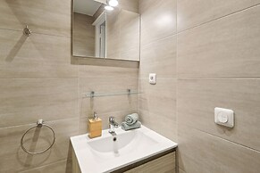 Studio Steps to Louvre & Palais Royal