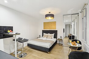 Studio Steps to Louvre & Palais Royal