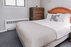 Charming Room w/ Private Bath & Wi-fi in Brownstown!