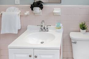 Charming Room w/ Private Bath & Wi-fi in Brownstown!