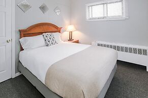 Charming Room w/ Private Bath & Wi-fi in Brownstown!