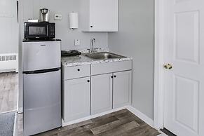 Charming Room w/ Private Bath & Wi-fi in Brownstown!