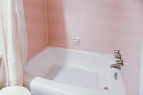 Charming Room w/ Private Bath & Wi-fi in Brownstown!