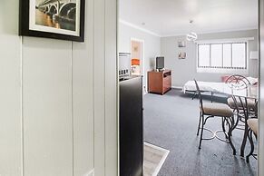 Charming Room w/ Private Bath & Wi-fi in Brownstown!