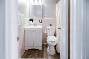 Charming Room w/ Private Bath & Wi-fi in Brownstown!