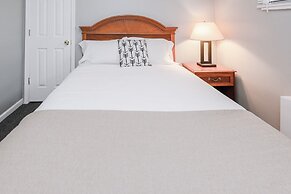 Charming Room w/ Private Bath & Wi-fi in Brownstown!