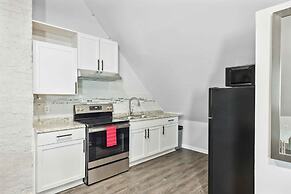 Cozy 2-bed Urban Retreat in Downtown Detroit, Private