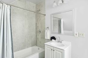 Cozy 2-bed Urban Retreat in Downtown Detroit, Private