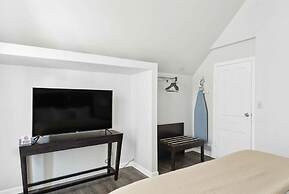 Cozy 2-bed Urban Retreat in Downtown Detroit, Private