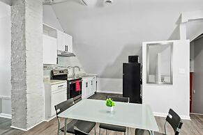 Cozy 2-bed Urban Retreat in Downtown Detroit, Private