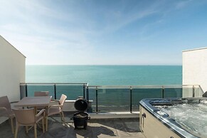 Exclusive Seafront Duplex With Jacuzzi