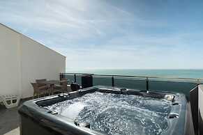 Exclusive Seafront Duplex With Jacuzzi