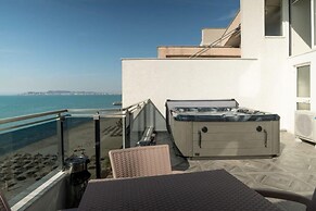 Exclusive Seafront Duplex With Jacuzzi