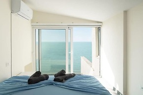 Exclusive Seafront Duplex With Jacuzzi