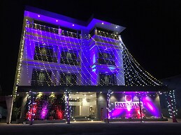 Hotel Seven Oaks