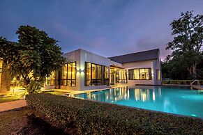 Penny - Farthing Pool Villa