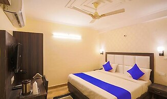 Fabhotel Lazeeno