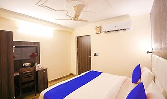 Fabhotel Lazeeno