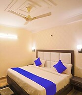 Fabhotel Lazeeno