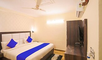 Fabhotel Lazeeno