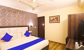 Fabhotel Lazeeno