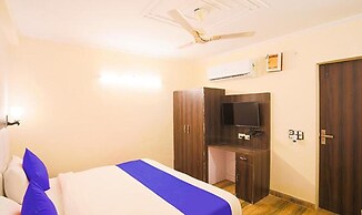 Fabhotel Lazeeno