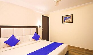 Fabhotel Lazeeno