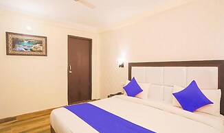 Fabhotel Lazeeno