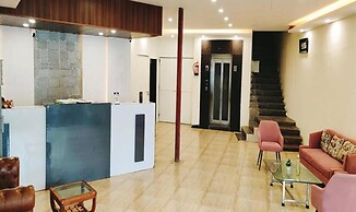 Fabhotel Lazeeno