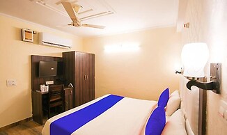 Fabhotel Lazeeno