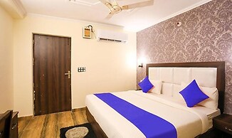 Fabhotel Lazeeno