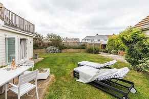 Light-filled Family-friendly Beach House