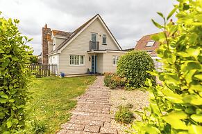 Light-filled Family-friendly Beach House